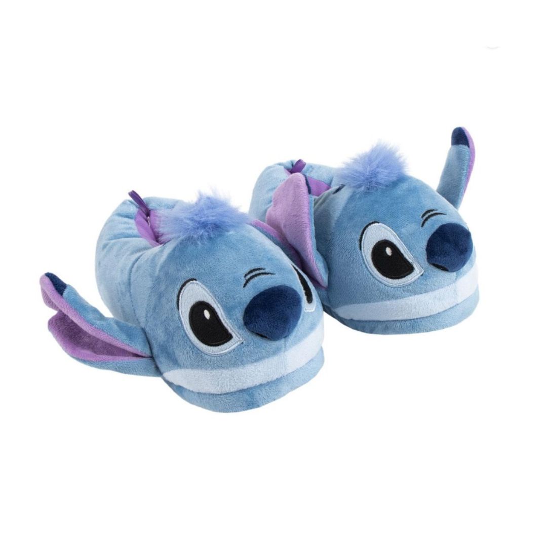 Chaussons Stitch en peluche douce de couleur bleue, à l’effigie du personnage Disney, avec semelles antidérapantes – disponibles chez EMANO en Nouvelle-Calédonie.