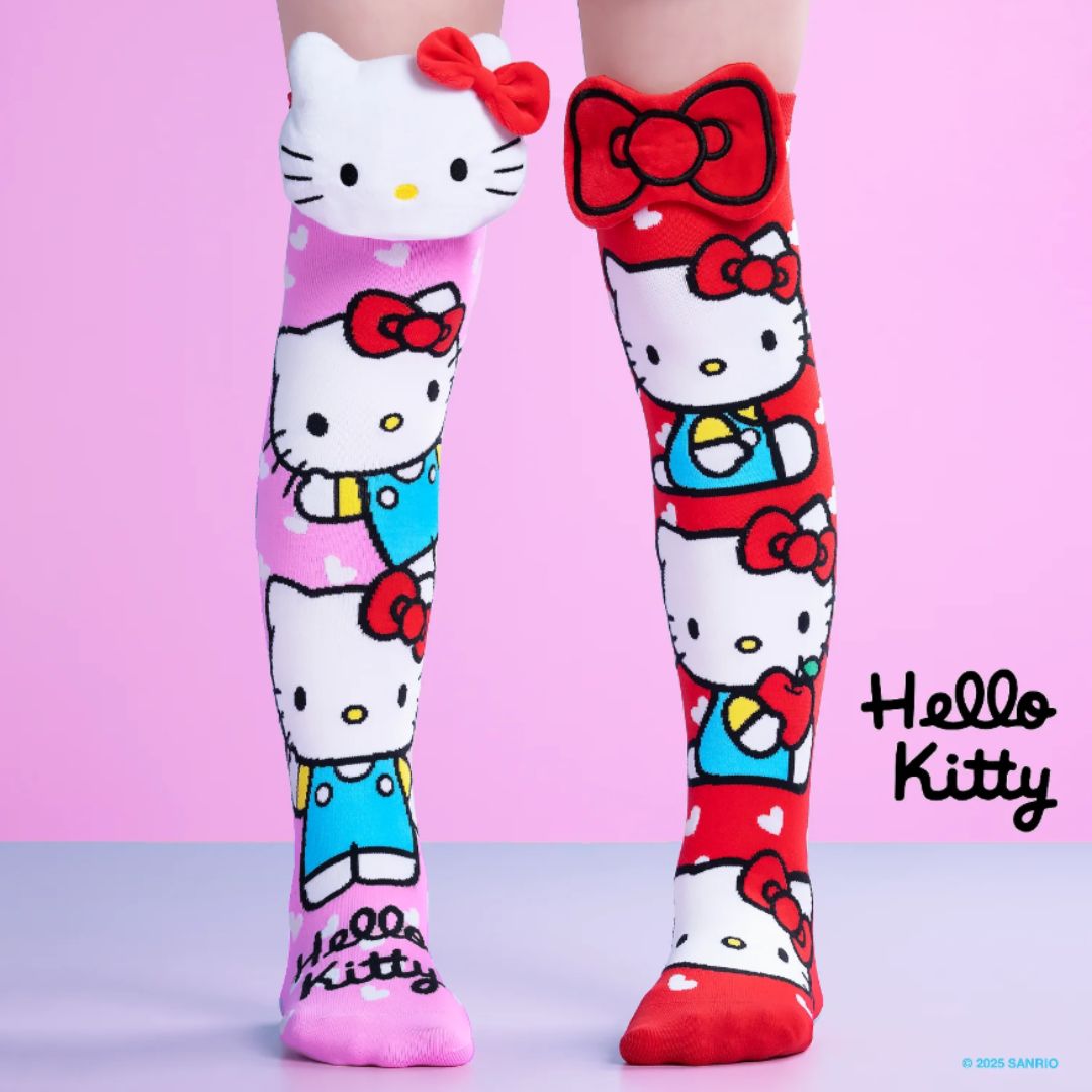 Chaussettes hautes Hello Kitty dépareillées pour enfants, avec éléments en peluche 3D, une rose avec tête Hello Kitty, l’autre rouge avec pomme et nœud.