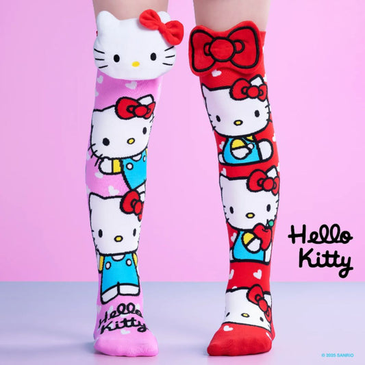 Chaussettes hautes Hello Kitty dépareillées pour enfants, avec éléments en peluche 3D, une rose avec tête Hello Kitty, l’autre rouge avec pomme et nœud.