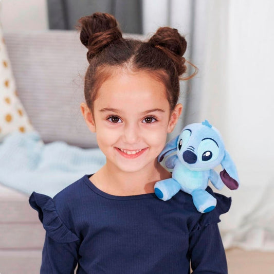Peluche Stitch magnétique de Disney posée sur une épaule – Shoulder Buddy ultra doux, en vente chez Emano à Nouméa.