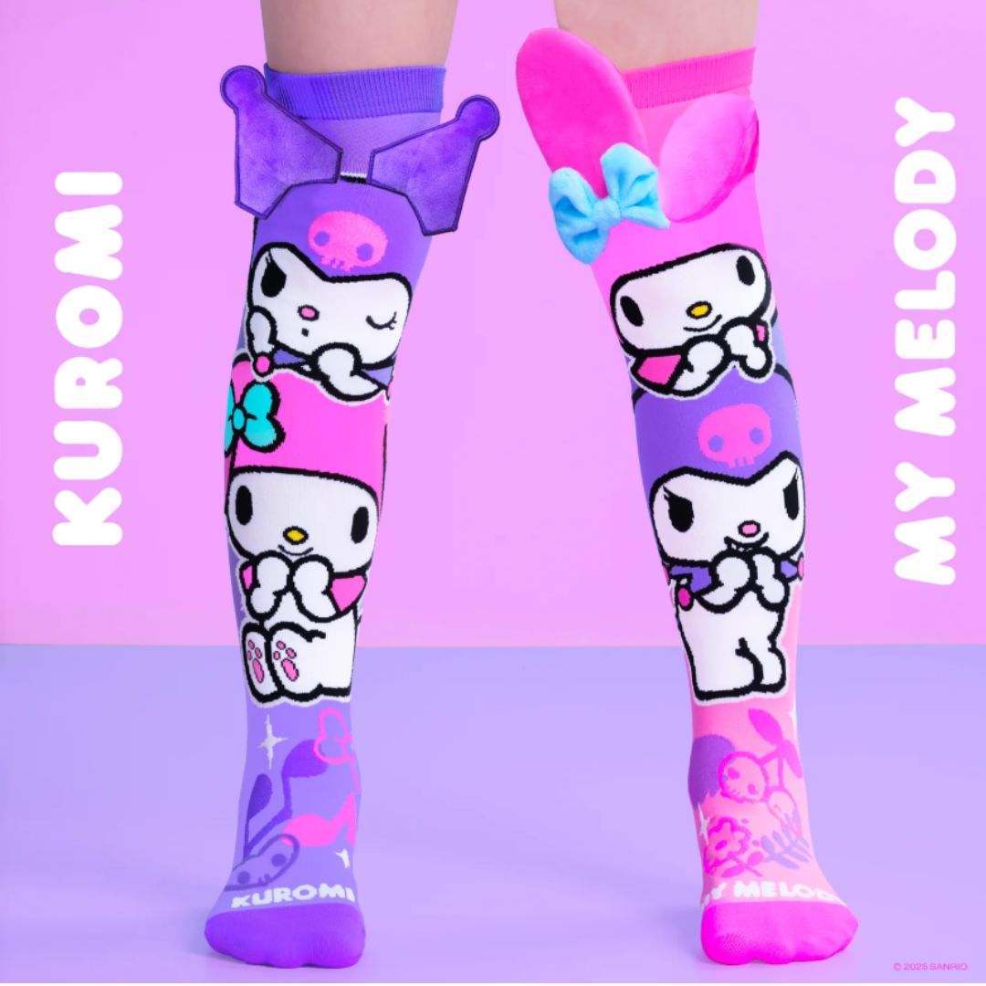 Chaussettes dépareillées Sanrio pour enfants, une avec Kuromi, l’autre avec My Melody, ornées de peluches 3D oreilles iconiques, style kawaii.