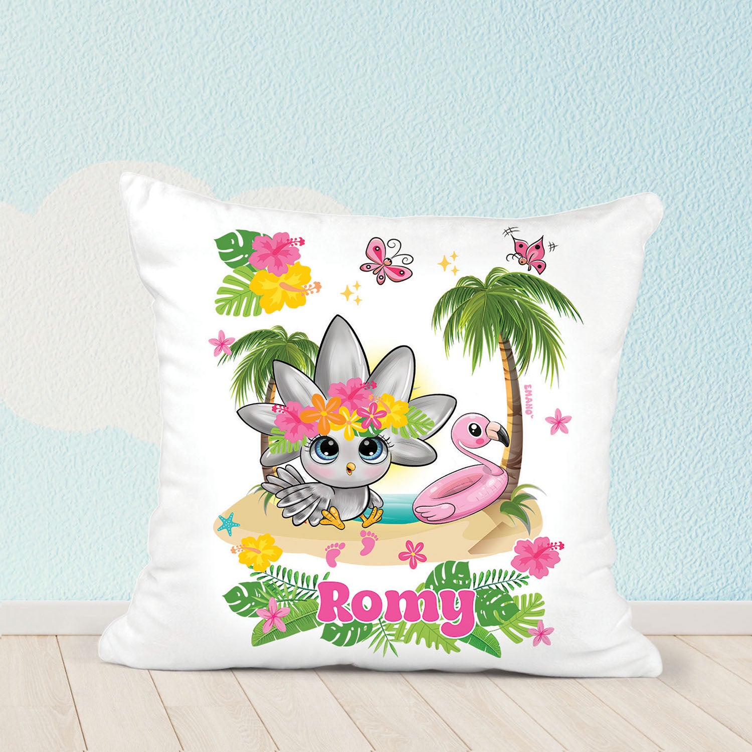 Coussin de naissance brodé avec motif Cagou, souvenir doux et local imaginé en Nouvelle-Calédonie.