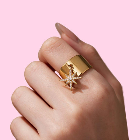 Découvrez Starly, une bague dorée en acier inoxydable ornée d’une étoile. Un bijou solaire à porter seul ou en accumulation.