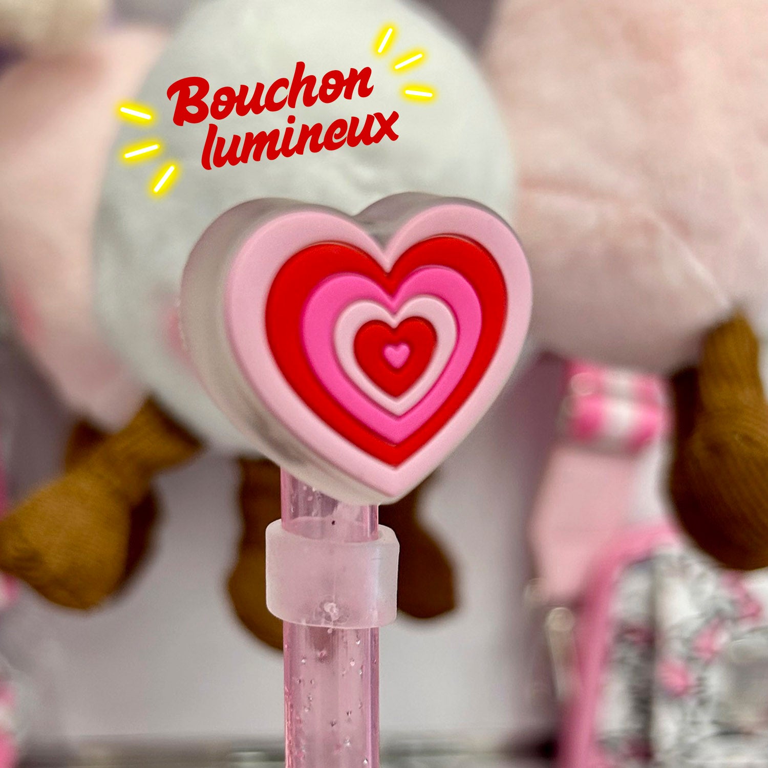 Craquez pour le bouchon de paille lumineux cœur pinky 💖 – Girly, fun et réutilisable. Disponible chez Emano à Nouméa !