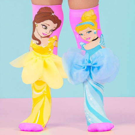 Chaussettes hautes Disney Princesses représentant Cendrillon et Belle, avec jupe à volants superposés en relief 3D pour Belle et nœud superposé pour Cendrillon.