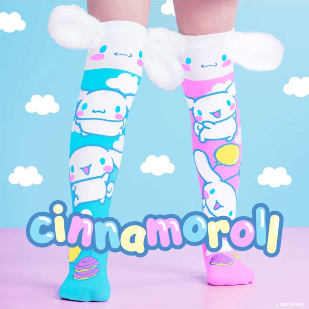 Chaussettes Cinnamoroll dépareillées pour enfants, ciel bleu et ciel rose avec ballons, ornées d’oreilles en peluche 3D, style Sanrio kawaii pastel.