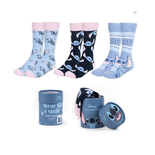Coffret cadeau contenant 3 paires de chaussettes Stitch Disney pour adultes avec boîte bleue illustrée – en vente chez EMANO, Nouvelle-Calédonie.