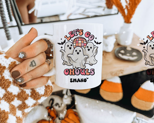 Votre dose d'humour matinal est servie dans notre Tasse 'Let's go Ghoul !' d'Emano. Un design effrayamment amusant pour égayer votre journée, que vous soyez fan d'Halloween ou simplement d'humeur fantomatique. Cette tasse est prête à vous accompagner pour tous vos moments café, thé ou chocolat chaud. 🎃☕ #TasseEmano #HalloweenHumor