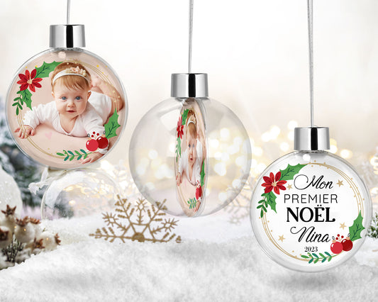 Admirez la boule de Noël personnalisée, un trésor pour le premier Noël de bébé.