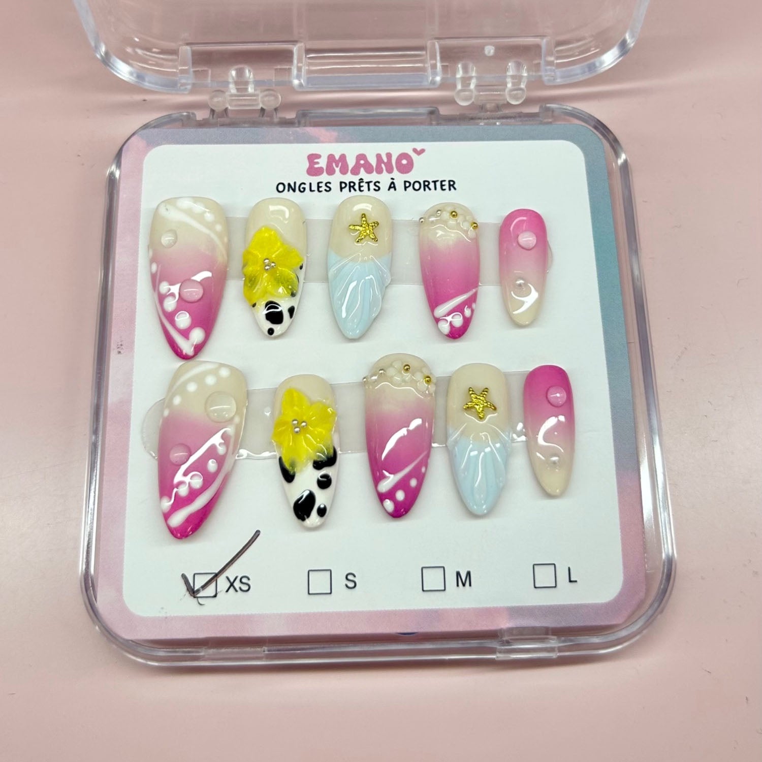 Press On Nails Naya EMANO – Ongles faits main rose et bleu pastel avec fleurs jaunes et strass