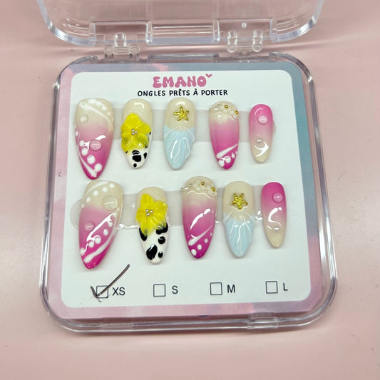 Press On Nails Naya EMANO – Ongles faits main rose et bleu pastel avec fleurs jaunes et strass