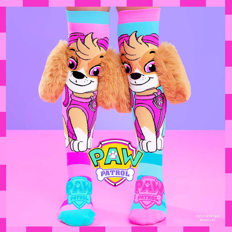 Chaussettes hautes Pat' Patrouille représentant Stella, avec son visage souriant, des couleurs vives et des oreilles en peluche 3D.
