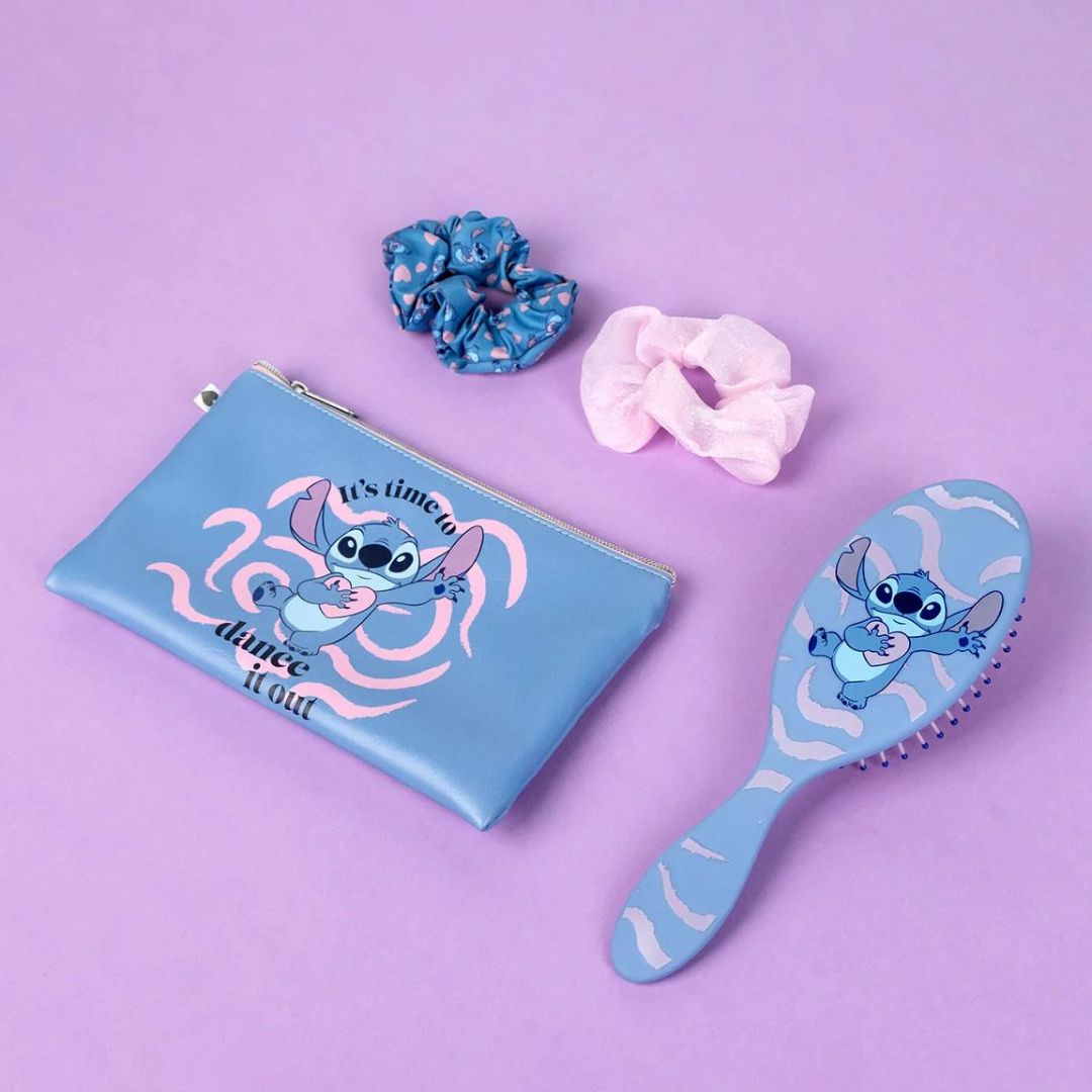 Set de beauté Stitch comprenant une trousse bleue, une brosse à cheveux, deux chouchous et une boîte cadeau Disney – Disponible chez Emano Nouvelle-Calédonie