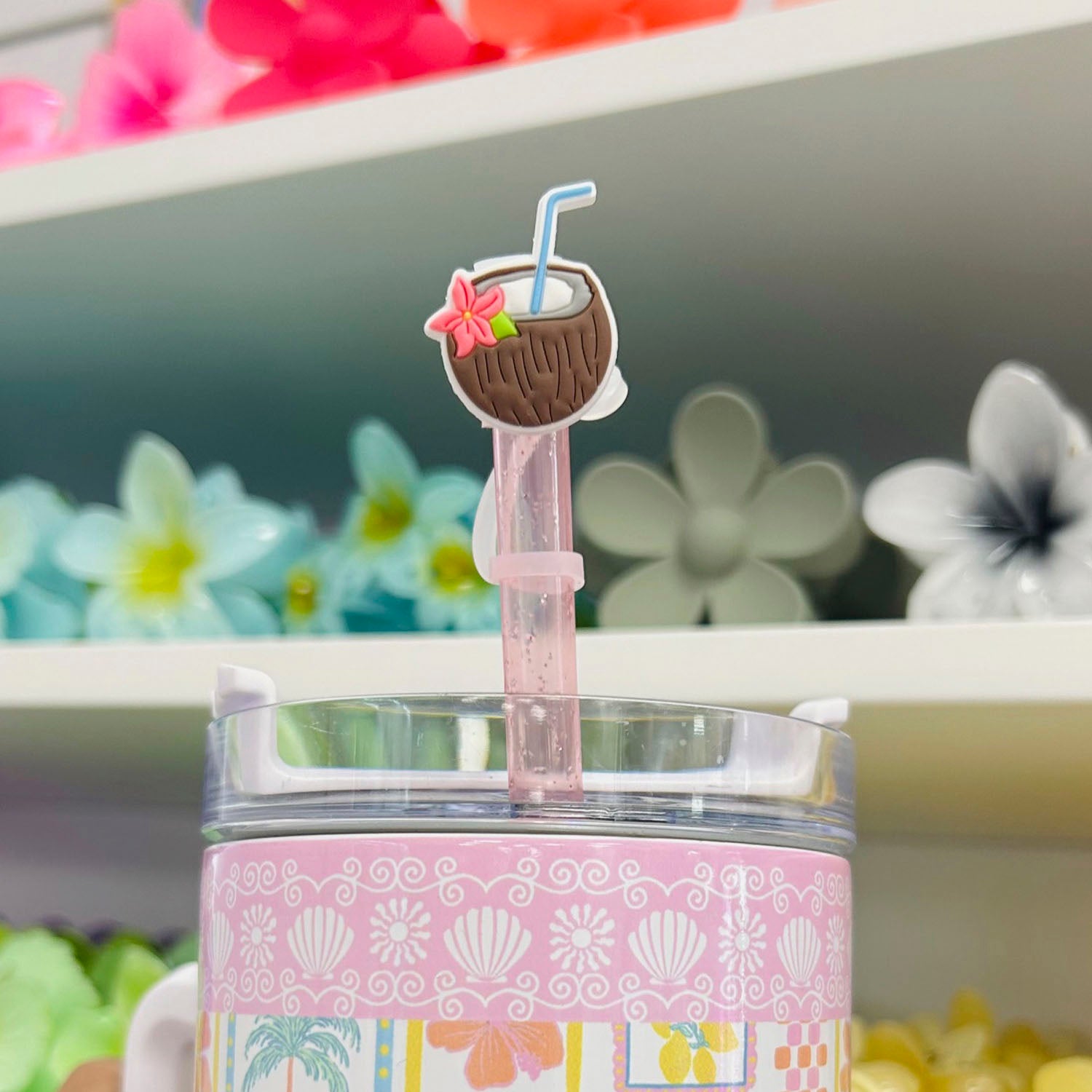 Ajoutez une touche tropicale à vos boissons avec le bouchon de paille Coconut d’Emano. Réutilisable, stylé et pratique – en boutique ou en ligne à Nouméa.