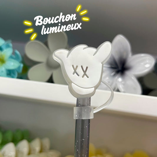Ajoutez une touche surf à vos boissons avec le bouchon de paille LED Shaka Surfer 🤙 – Dispo chez Emano à Nouméa. Ambiance fun, réutilisable et lumineux !