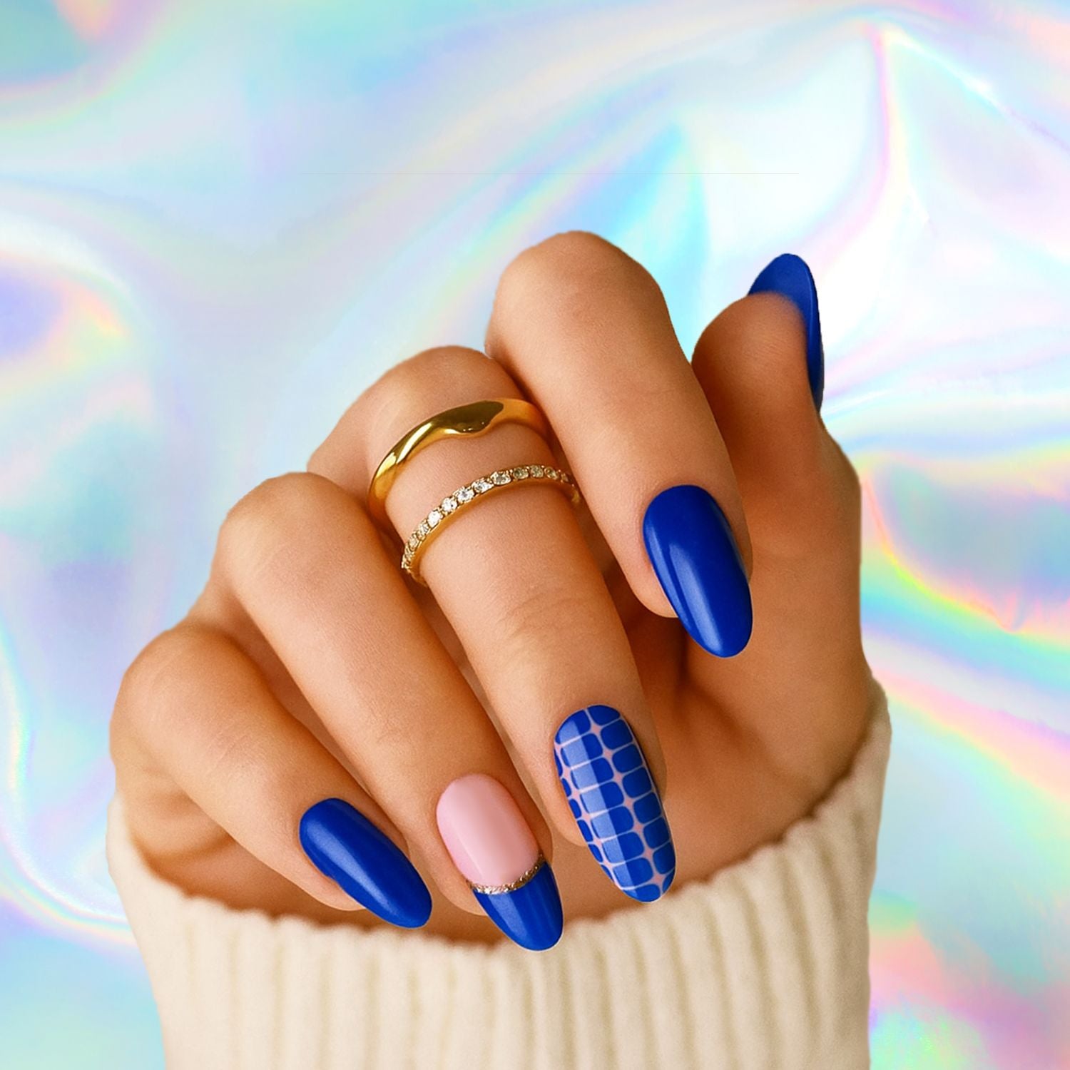 Manucure graphique bleu cobalt et nude rosé avec détails dorés, réalisée avec des stickers gel semi-permanent Emano – design moderne et structuré.