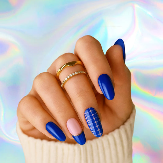 Manucure graphique bleu cobalt et nude rosé avec détails dorés, réalisée avec des stickers gel semi-permanent Emano – design moderne et structuré.