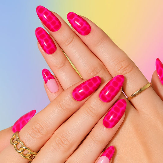 Manucure nude avec french tips fuchsia effet croco brillant, réalisée avec des stickers gel semi-permanent Emano – look tendance et audacieux.