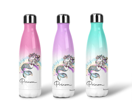 Découvrez la fusion magique de deux mondes avec notre Gourde Sirène Licorne. Cette gourde exceptionnelle marie l'élégance enchanteresse des sirènes à la grâce féérique des licornes. 