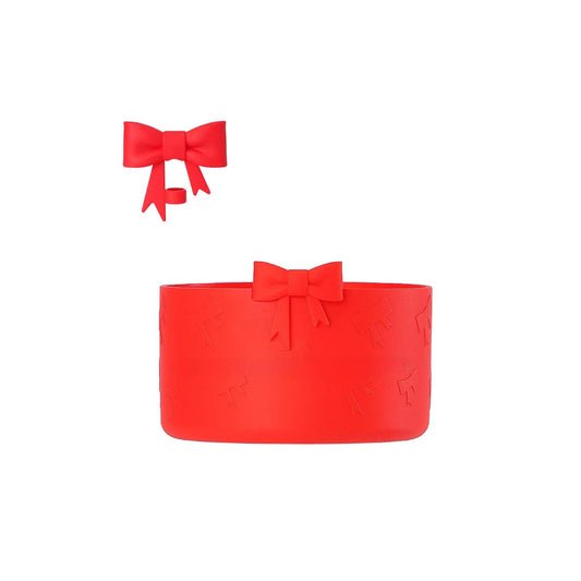 Découvrez l’ensemble "Coquette" by Emano : protège-bouchon & protège-bas pour gourde. Élégant, pratique et antidérapant, idéal pour personnaliser vos mugs isothermes en Nouvelle-Calédonie.