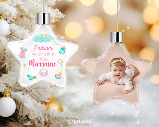 Imaginez l'émerveillement et la joie lorsque vous demanderez à une personne spéciale de devenir la marraine ou le parrain de votre précieux enfant. Notre boule de Noël personnalisée pour une demande de marraine est un moyen unique et émouvant de faire cette demande inoubliable.