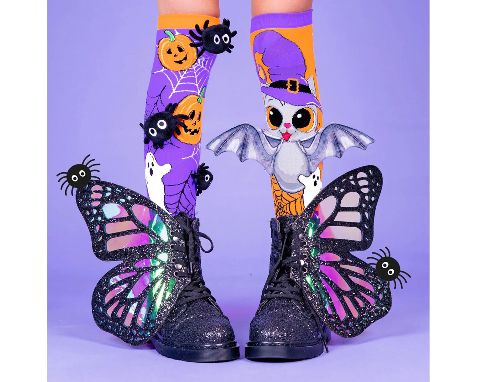 Embrassez la magie du cadeau avec nos nouvelles chaussettes d'Halloween. Avec des araignées en peluche 3D et des ailes de chauve-souris attachées sur mesure, ces chaussettes sont super amusantes et votre tenue sera la plus cool du moment !  Une bonne gâterie effrayante pour Halloween !