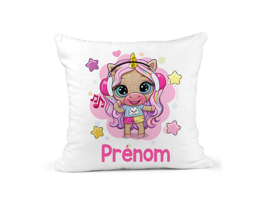 Le coussin présente une licorne adorable, coiffée d'un casque de musique, prête à emmener chacun dans un voyage musical magique. Les couleurs douces et les détails soignés évoquent une ambiance de joie et d'émerveillement.