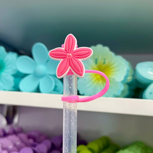 Sublimez vos boissons avec le bouchon Pink Plumeria d’Emano. Design fleuri, réutilisable, parfait pour l’été en Nouvelle-Calédonie. Disponible en boutique ou en ligne.

