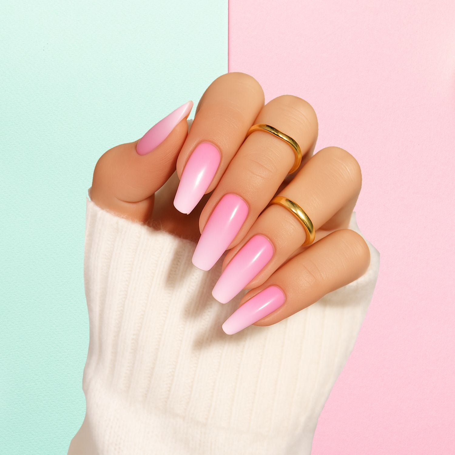 Manucure rose dégradée effet ombré, réalisée avec des stickers gel semi-permanent Emano Pinkora – pour un look doux et élégant à la maison.