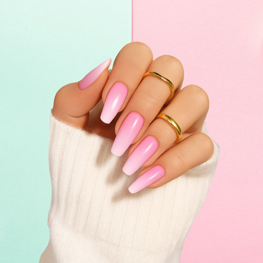 Manucure rose dégradée effet ombré, réalisée avec des stickers gel semi-permanent Emano Pinkora – pour un look doux et élégant à la maison.