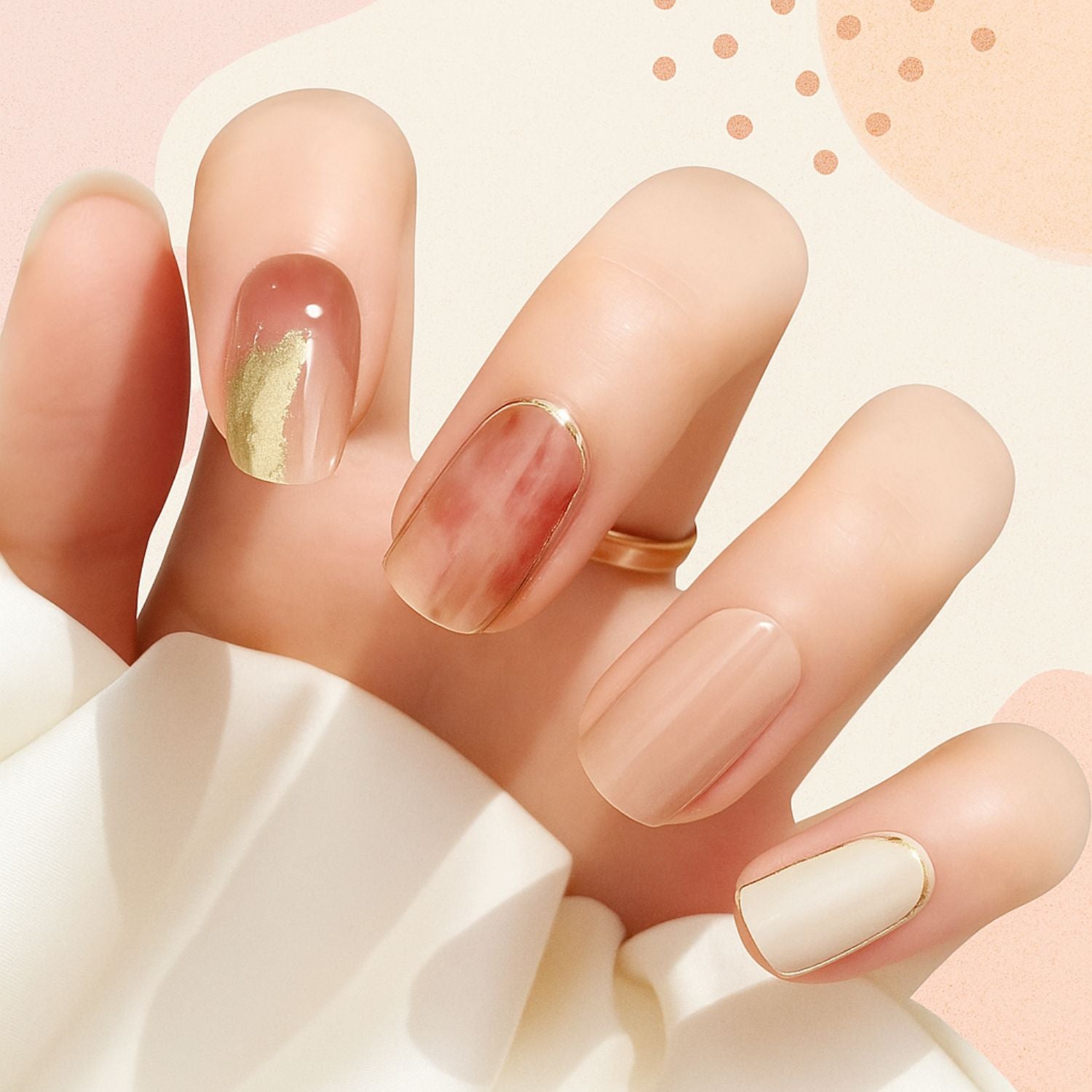 Manucure nude marbrée avec détails dorés, réalisée avec les stickers gel semi-durci EMANO pour un look chic et naturel.