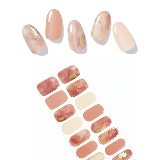 Manucure nude marbrée avec détails dorés, réalisée avec les stickers gel semi-durci EMANO pour un look chic et naturel.