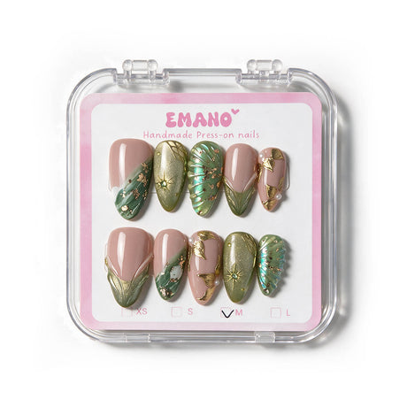 Press-On Nails Tiana EMANO, faux ongles vert jade, nude et dorés avec motifs tropicaux.