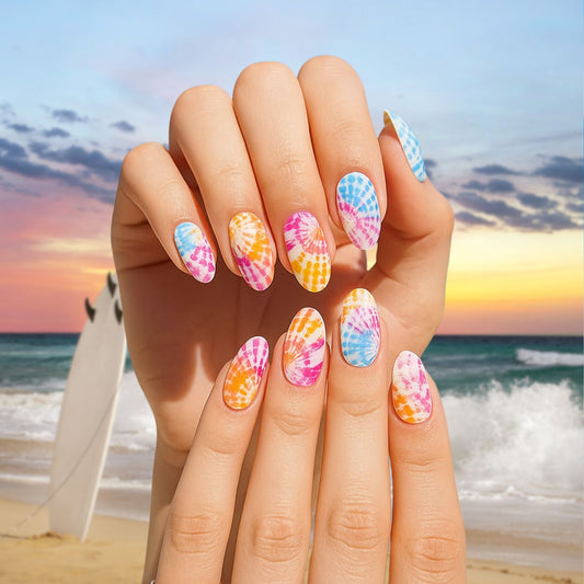 Manucure tie and dye multicolore aux teintes orange, bleu et rose, réalisée avec des stickers gel semi-permanent Emano – look estival et vitaminé.