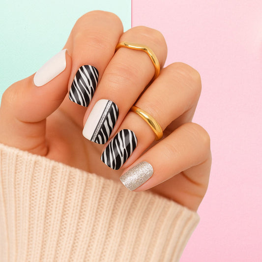 Nail art zébré noir et blanc avec accent pailleté argenté, kit de stickers gel Emano sur ongles courts